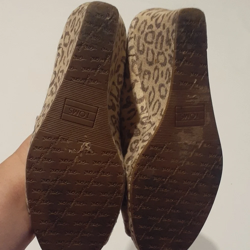Toms Women's Shoes Canvas Peep Toe Wedge Heels Leopard Cheetah Print Slip On 7‎